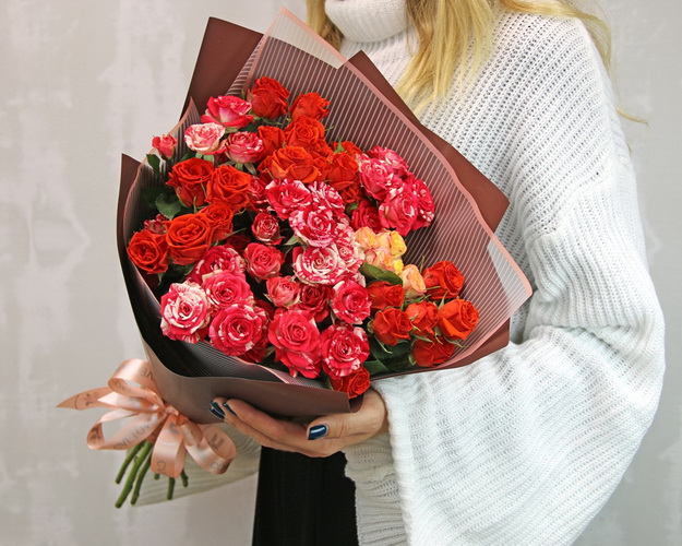 Букет з 11 кущових троянд у стильній упаковці