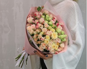 Букет з 15 кущових троянд ніжний мікс у стильній упаковці