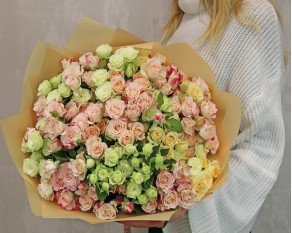 Букет з 25 кущових троянд ніжний мікс у стильній упаковці