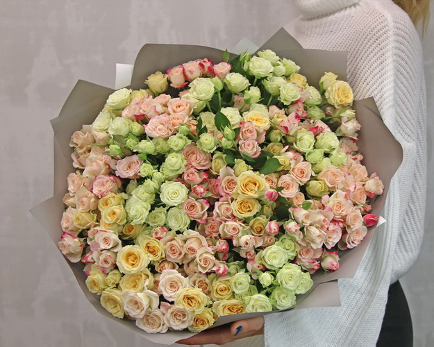 Букет із 35 кущових троянд ніжний мікс у стильній упаковці