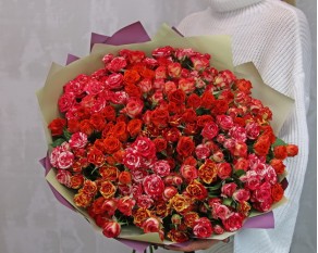 Букет із 35 кущових троянд у стильній упаковці