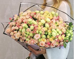 Букет із 51 кущової троянди ніжний мікс у стильній упаковці