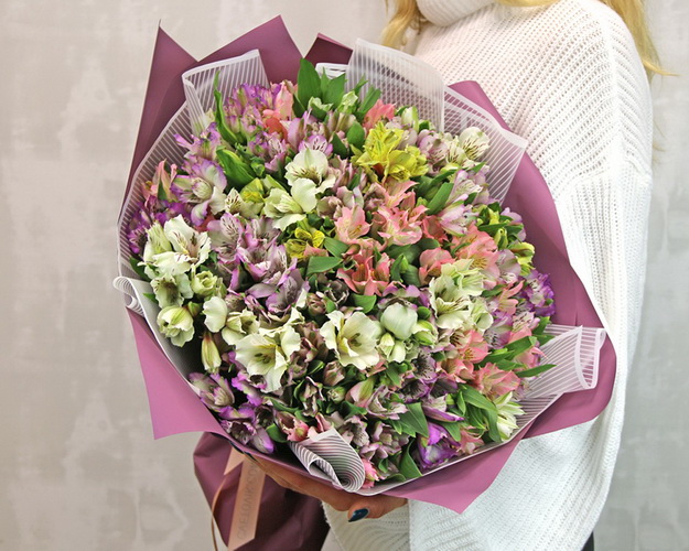 Букет із 51 альстромерії ніжний мікс в упаковці
