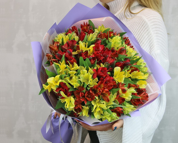 Букет із 35 альстромерій яскравий мікс в упаковці