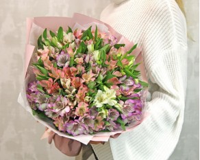 Букет із 31 альстромерії ніжний мікс в упаковці