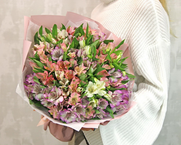 Букет із 31 альстромерії ніжний мікс в упаковці