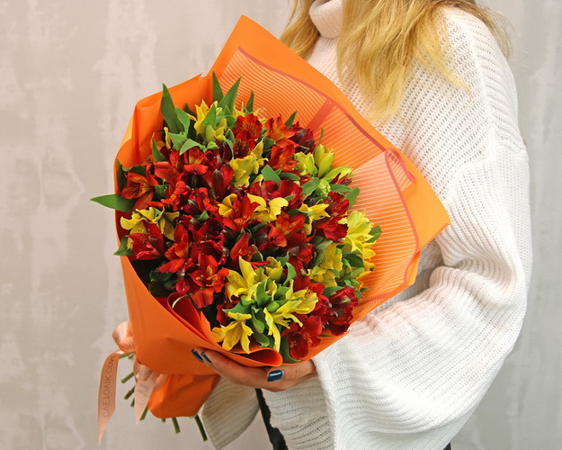 Букет із 21 альстромерії яскравий мікс в упаковці