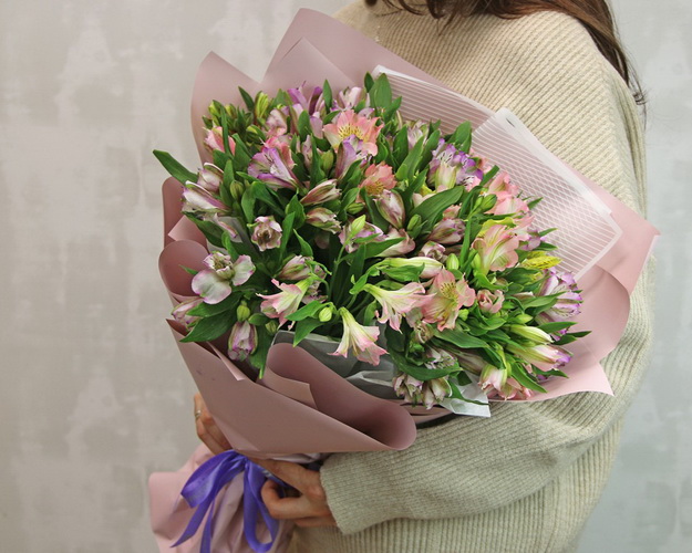 Букет із 29 альстромерій ніжний мікс в упаковці