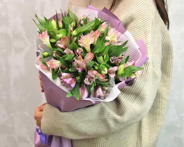 Букет із 15 альстромерій ніжний мікс в упаковці