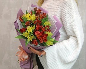 Букет із 11 альстромерій яскравий мікс в упаковці