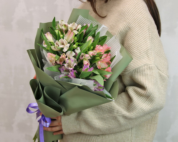 Букет із 11 альстромерій ніжний мікс в упаковці