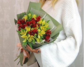 Букет із 9 альстромерій яскравий мікс в упаковці