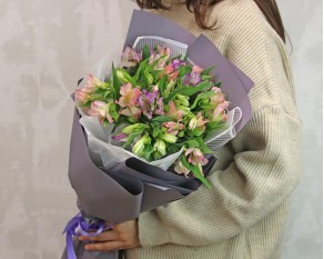 Букет із 9 альстромерій ніжний мікс в упаковці