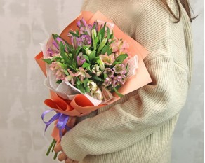 Букет із 7 альстромерій ніжний мікс в упаковці