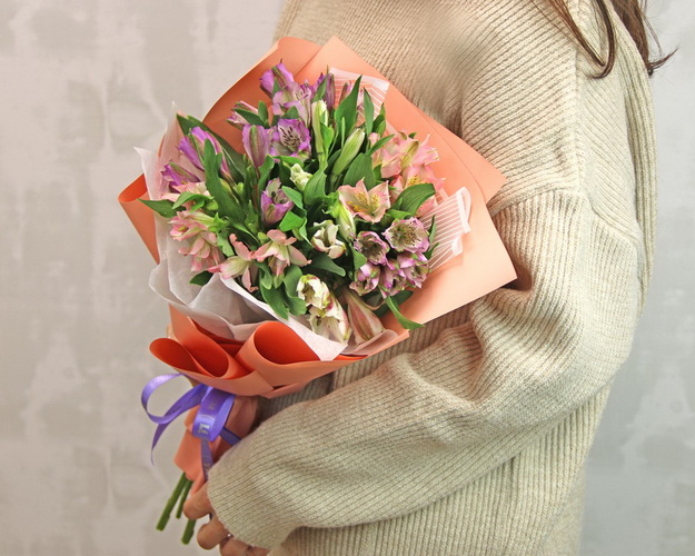 Букет із 7 альстромерій ніжний мікс в упаковці