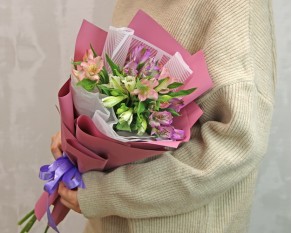 Букет із 5 альстромерій ніжний мікс в упаковці