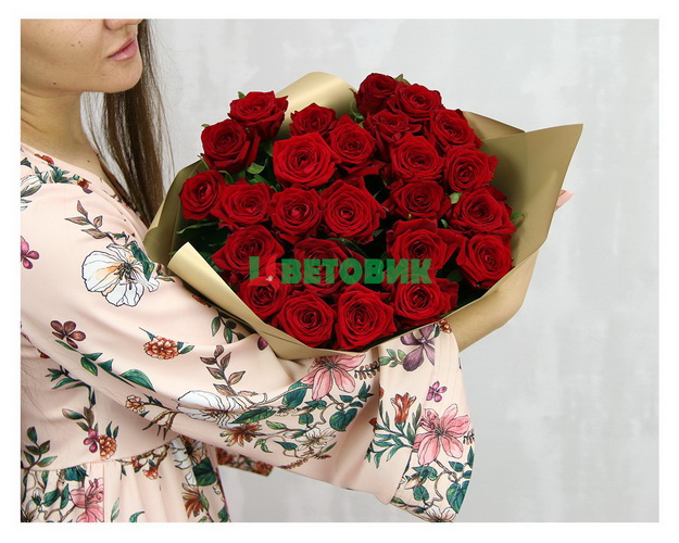 Букет з 25 червоних троянд в упакуванні