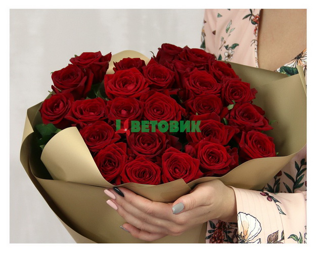 Букет з 25 червоних троянд в упакуванні