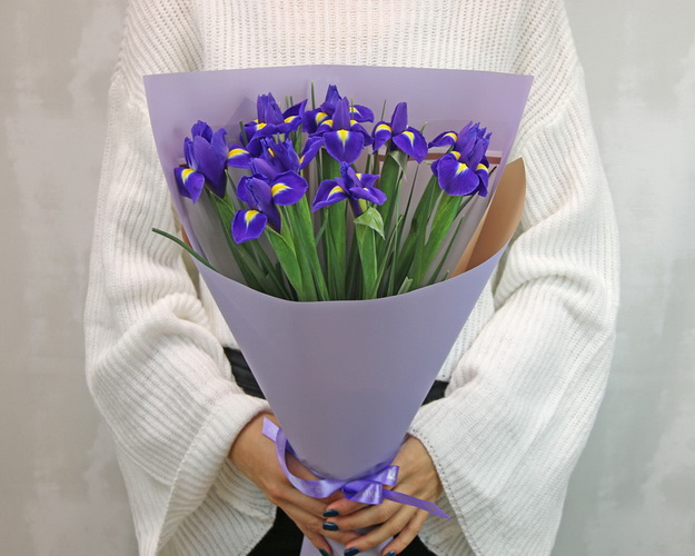 Букет з 9 ірисів у дизайнерській упаковці