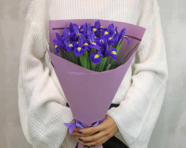 Букет комплімент з 11 ірисів у дизайнерській упаковці