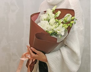 Букет із 5 білих еустом у стильній упаковці.