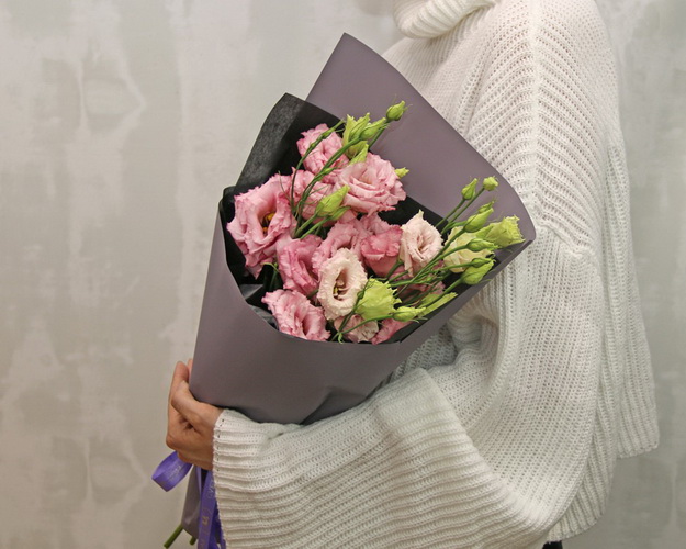 Букет із 5 рожевих еустом у стильній упаковці.