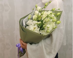 Букет із 7 білих еустом у стильній упаковці.