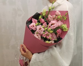 Букет із 7 рожевих еустом у стильній упаковці.