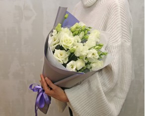 Букет із 9 білих еустом у стильній упаковці.