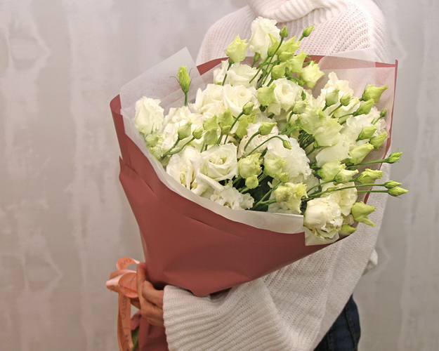 Букет з 11 білих еустом у стильній упаковці.