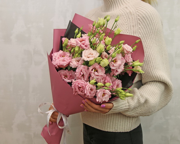 Букет із 15 рожевих еустом у стильній упаковці.