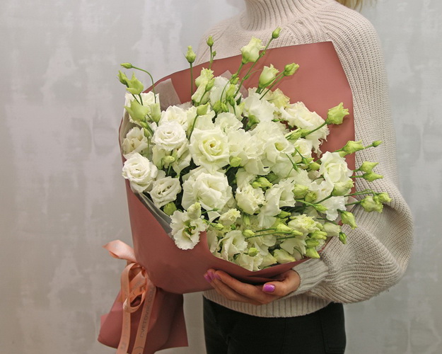 Букет з 25 білих еустом у стильній упаковці.