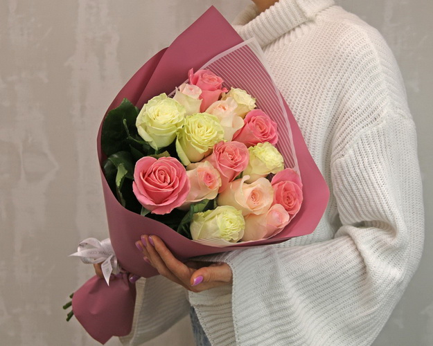 Букет із 15 троянд в упакуванні