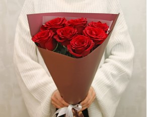 Букет із 7 червоних імпортних троянд в упакуванні