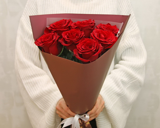 Букет із 7 червоних імпортних троянд в упакуванні