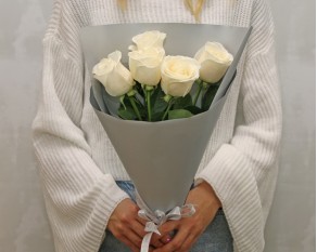 Букет 5 білих троянд в упакуванні