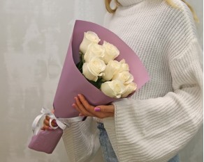 Букет із 9 білих троянд в упакуванні