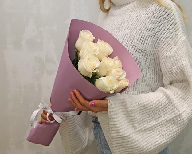 Букет із 9 білих троянд в упакуванні