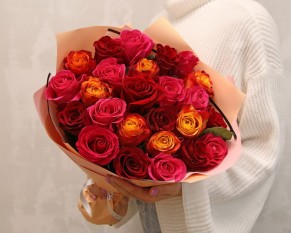 Букет із 25 імпортних троянд червоний мікс в упакуванні