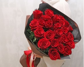 Букет із 25 червоних імпортних троянд в упакуванні