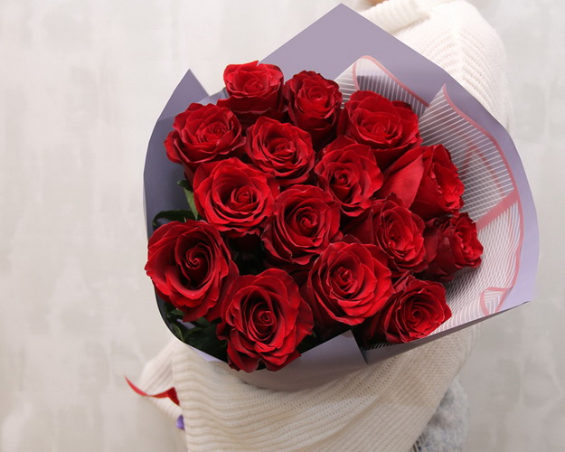 Букет із 15 червоних троянд Фрідом