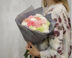 Букет із 15 гвоздик мікс у стильній упаковці.