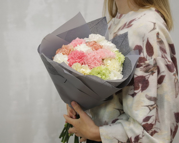 Букет із 15 гвоздик мікс у стильній упаковці.