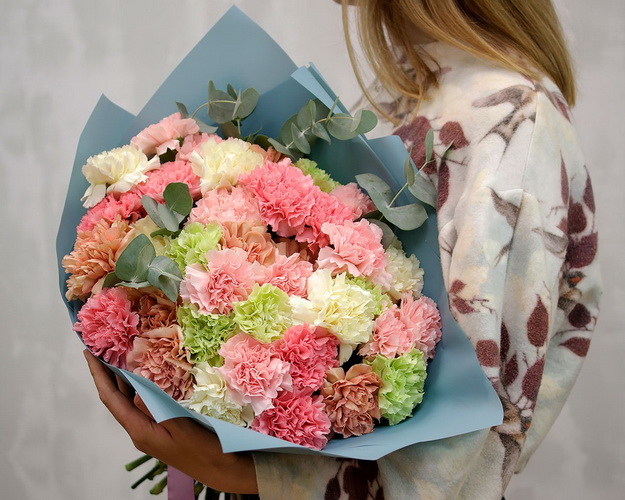 Букет з 35 діантусів мікс із зеленню в дизайнерській упаковці