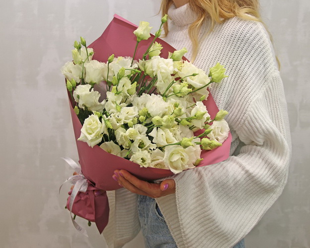 Букет із 15 білих еустом у стильній упаковці.