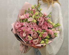 Букет із 25 рожевих еустом у стильній упаковці.