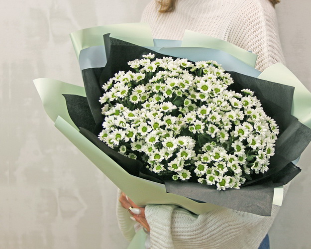 Букет із 15 білих кущових хризантем в стильній упаковці