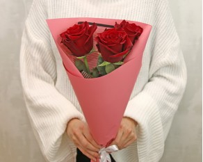 Букет із 3 червоних троянд в упакуванні