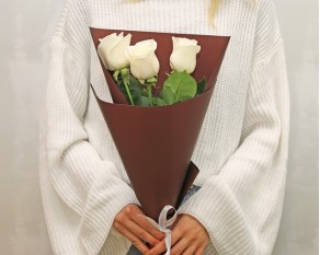 Букет із 3 білих троянд в упакуванні