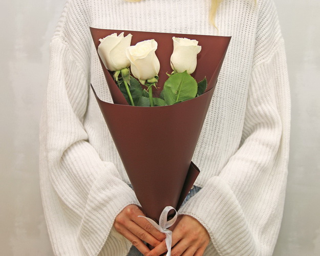 Букет із 3 білих троянд в упакуванні